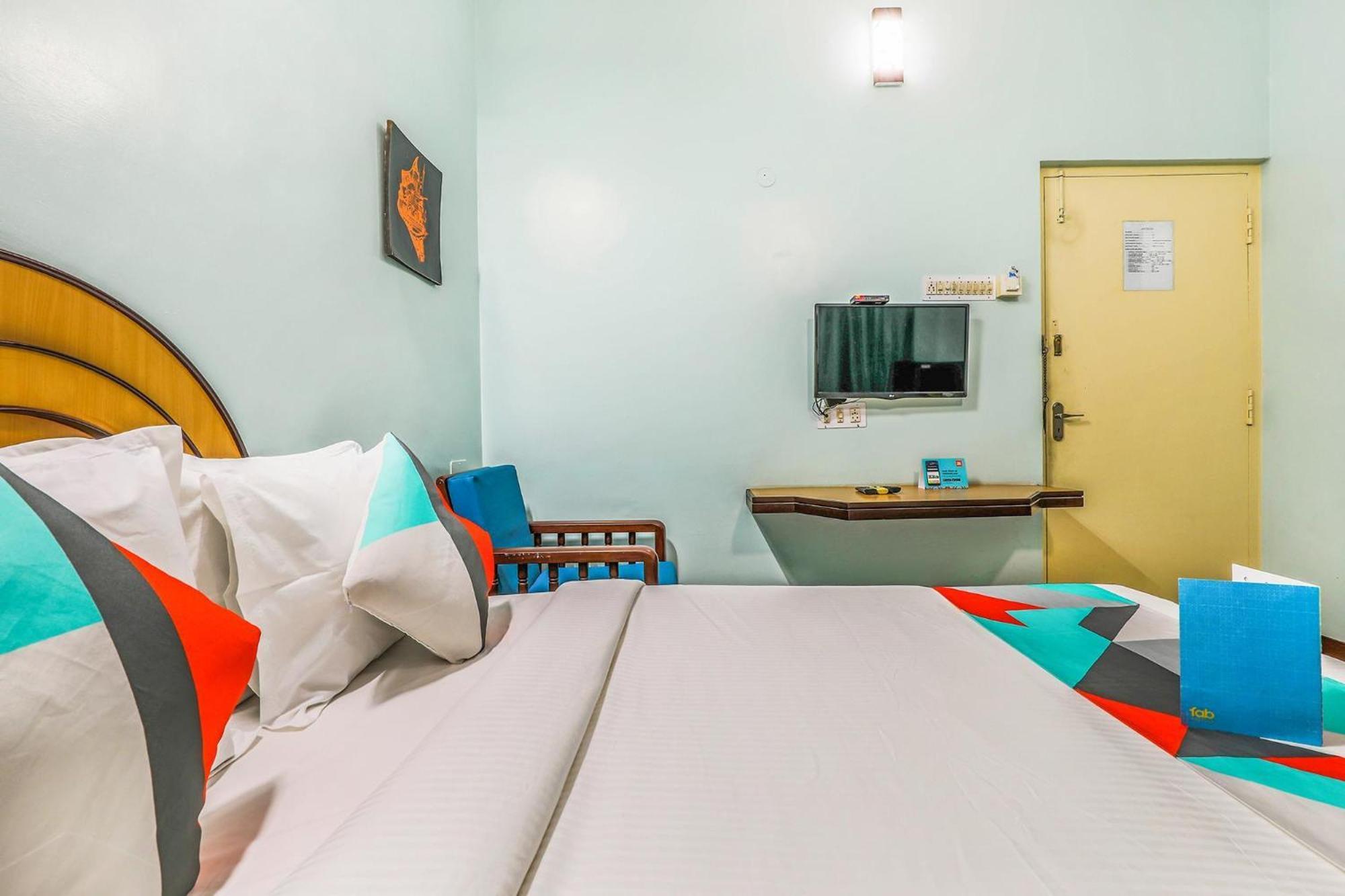 Fabexpress Santhi Inn - 500 Meters From Promenade Beach Pondicherry Exterior foto